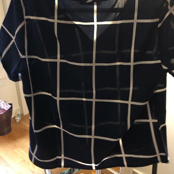 Buttoned V Neck Grid Top - NBW - Picture 6 of 7